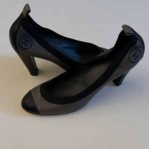 CHANEL Two-Tone Black and Gray Heels size 41